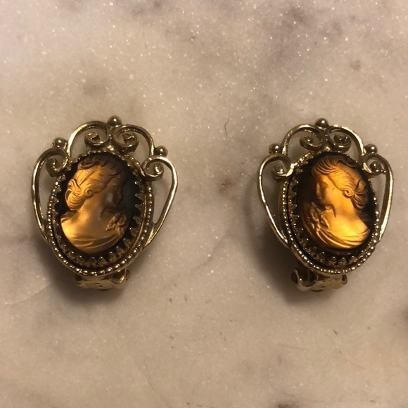 vintage Whiting Davis Clip Earrings Brown Gold Glowing Cameo Signed 1.1” - Picture 2 of 5